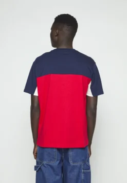 Fila Baunatal TeeT-Shirt Con StampaBlack Iris/True Red Uomo T-shirt E Polo 1FI22O077-K11 -Negozio al dettaglio Fila 945c4fdc409d420bbd4028c7fd479608 scaled