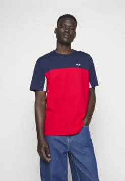 Fila Baunatal TeeT-Shirt Con StampaBlack Iris/True Red Uomo T-shirt E Polo 1FI22O077-K11 -Negozio al dettaglio Fila 94883e5f38324d9d9a9bb4e31fa69c82 scaled
