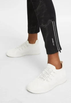 Fila Apparel Renton Aop Reflectiv Running CollantSilver Reflective Mars Aop Donna Abbigliamento 1FI41E04G-Q11 -Negozio al dettaglio Fila 951d8cbed0b84e4391c0e553a07ebb2b scaled