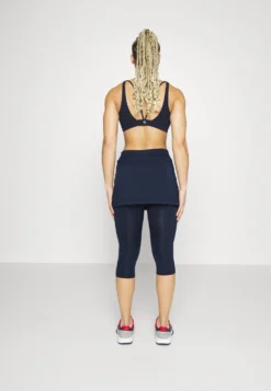 Fila Scapri SinaGonna SportivoNavy Donna Abbigliamento 1FI41E002-K13 -Negozio al dettaglio Fila 977839ba2d384429b8f729a4f479c92e scaled