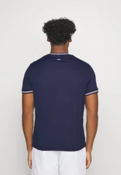 Fila MarlonT-Shirt SportNavy Uomo Abbigliamento 1FI42D03T-K11 -Negozio al dettaglio Fila 988dae680eed496483d405239588aac7 scaled