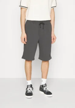 Fila Corbie BaggyPantaloni SportiviPhantom Uomo Pantaloni Sportivi E Joggers 1FI22F01U-Q11 -Negozio al dettaglio Fila 98f1e3b6231a48fcba0690f15d479a40 scaled