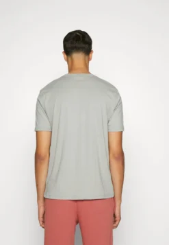 Fila Burbach TeeT-Shirt Con StampaUltimate Gray Uomo T-shirt E Polo 1FI22O076-C11 10 Fila Burbach TeeT-Shirt Con StampaUltimate Gray Uomo T-shirt E Polo 1FI22O076-C11 -Negozio al dettaglio Fila 9a0513487dd94b9ab3bf4b995dc8bb1a scaled