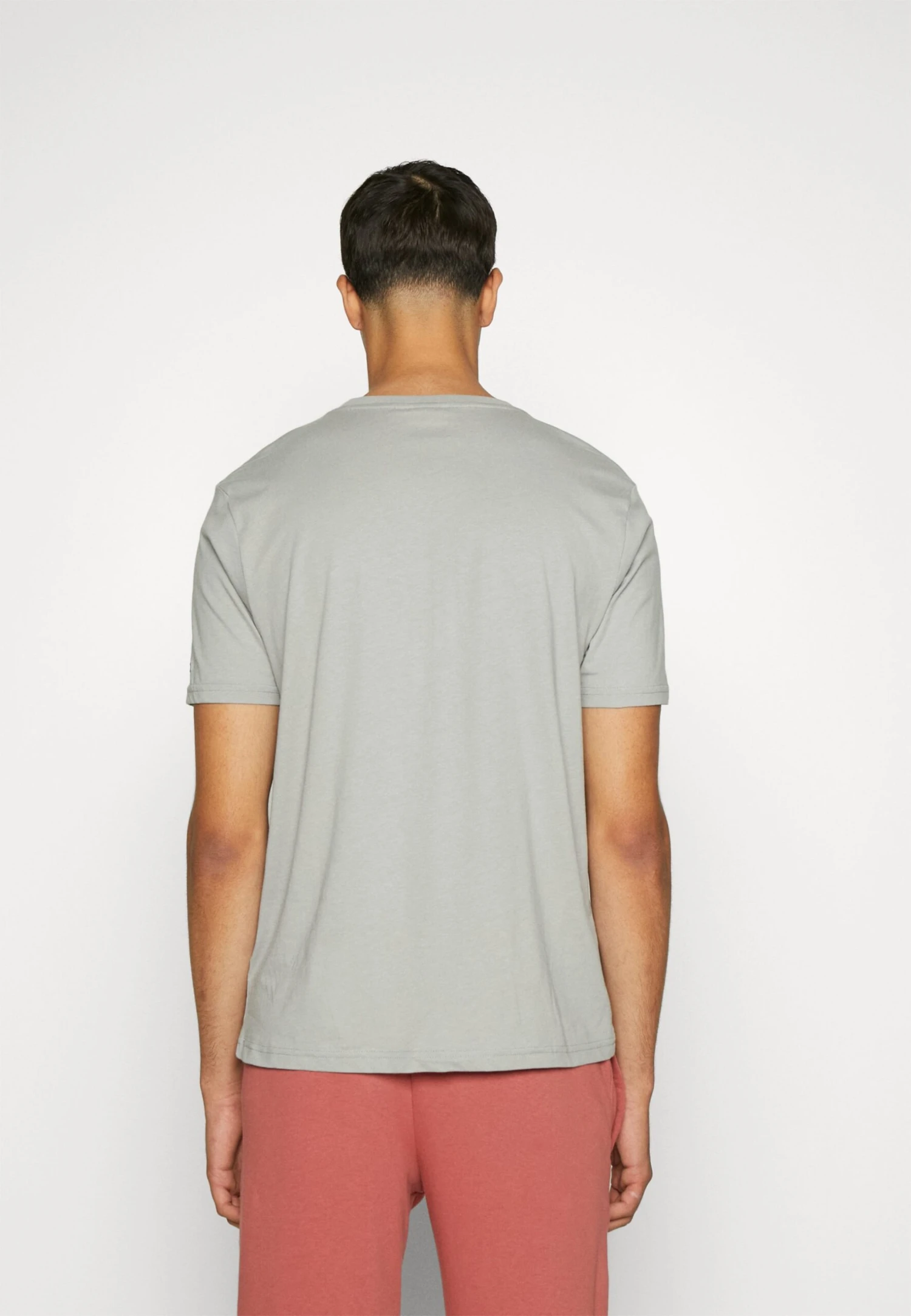 Fila Burbach TeeT-Shirt Con StampaUltimate Gray Uomo T-shirt E Polo 1FI22O076-C11 4 Fila Burbach TeeT-Shirt Con StampaUltimate Gray Uomo T-shirt E Polo 1FI22O076-C11 - immagine 4