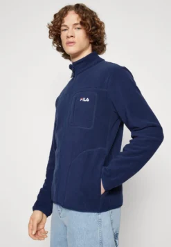 Fila BleiburgGiacca In PileBlack Iris Uomo Maglieria E Felpe 1FI22T047-K11 13 Fila BleiburgGiacca In PileBlack Iris Uomo Maglieria E Felpe 1FI22T047-K11 -Negozio al dettaglio Fila 9bc889ac25ba44868796ac4dbd13b311 scaled