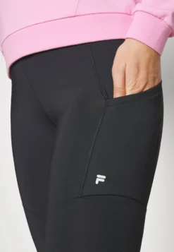 Fila Capri Leggings NalaPantaloncini 3/4Black Donna Abbigliamento 1FI41E03M-Q11 -Negozio al dettaglio Fila 9d19dd8bc895435b96e776525aea7531 scaled