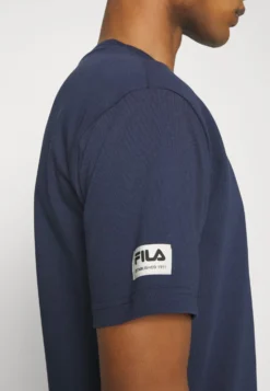 Fila Tripoli UnisexT-Shirt Con StampaBlack Iris Uomo Abbigliamento 1FI210013-K11 -Negozio al dettaglio Fila 9dcada3def4d44018ede23dd024ca12c scaled