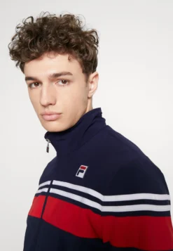 Fila BrunoGiacca SportivaNavy/Red Uomo Pantaloni Sportivi E Joggers 1FI42F01N-K11 -Negozio al dettaglio Fila 9e3fb60377d0482485319d74e7fafca6 scaled