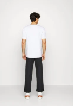 Fila Brod Tee 2 PackT-Shirt BasicBright White/Black Beauty Uomo T-shirt E Polo 1FI22O057-A11 -Negozio al dettaglio Fila 9e8331cdbd624df197bb6e5a7bf26227 scaled