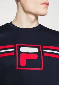 Fila OscarT-Shirt SportNavy Uomo Abbigliamento 1FI42D041-K11 -Negozio al dettaglio Fila a1241a774ab64090b78314be2fa562dc scaled