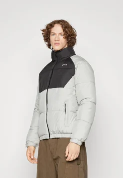 Fila Tarsus - Giacca Invernale - Ultimate Gray - Black -Negozio al dettaglio Fila a149fb2a886042dd9e78912b8affadee scaled