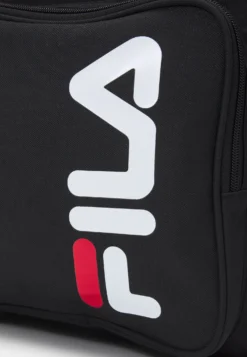 Fila Fulda Backpack Squared Pocket UnisexZaino Da ViaggioBlack Bambini Borse & Zaini 1FI53P008-Q11 -Negozio al dettaglio Fila a38e6be692e8414fa2df632991c11ece scaled