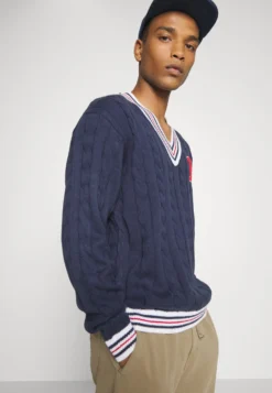 Fila Taubate UnisexMaglioneBlack Iris Uomo Maglieria 1FI210012-K11 -Negozio al dettaglio Fila a6c352b9334b4eb8bbc94e1a5a2a55b6 scaled