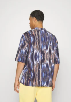 Fila Commercy Oversized Tee UnisexT-Shirt Con StampaBlue Melting Uomo T-shirt E Polo 1FI21001D-T11 -Negozio al dettaglio Fila a8a076b859694e3cb68717c5154c27bb scaled