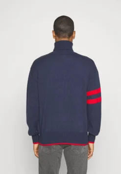 Fila Tirupati Turtle Neck MaglioneBlack Iris Donna Maglieria 1FI210016-K11 -Negozio al dettaglio Fila a99cb56bd7b848a58cf5d2f5536668ea scaled