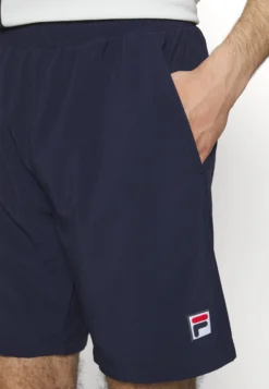 Fila AmariPantaloncini SportiviNavy Uomo Abbigliamento 1FI42E036-K11 -Negozio al dettaglio Fila aa49e65fa2ee4aa6bb165f2a23fccc93 scaled