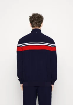 Fila BrunoGiacca SportivaNavy/Red Uomo Pantaloni Sportivi E Joggers 1FI42F01N-K11 -Negozio al dettaglio Fila ae6ecaf0822246d19ea00f81864bc9e2 scaled