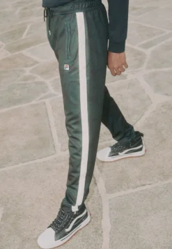 Fila Chas Track PantsPantaloniSycamore Uomo Abbigliamento 1FI22E025-N11 -Negozio al dettaglio Fila b0da090770b34535ac7c64ba17a64bc8 scaled