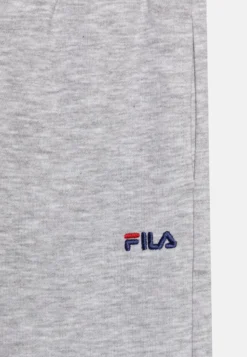 Fila Breddorf Track Pants UnisexPantaloni SportiviLight Grey Bambini Abbigliamento 1FI26B010-C11 -Negozio al dettaglio Fila b1b27a9f291748bb8797b5310f39a8c1 scaled