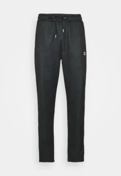 Fila Chas Track PantsPantaloniSycamore Uomo Abbigliamento 1FI22E025-N11 -Negozio al dettaglio Fila b1dbeb6066e643d181de1de8697855f7 scaled