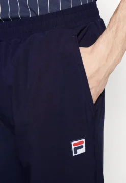 Fila Pants ProPantaloni SportiviNavy Uomo Abbigliamento 1FI42E016-K12 -Negozio al dettaglio Fila b1f016c4bbe04b80b1bd284e9e9fe4d8 scaled