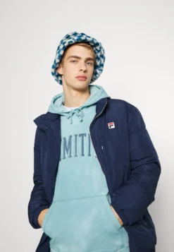 Fila Avventura Puff JacketGiacca InvernaleBlack Iris Uomo Giacche 1FI22T01Z-K11 -Negozio al dettaglio Fila b2d73696c1be48e6826f5d3bf2b28cb9 scaled