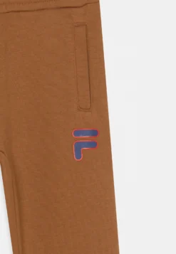 Fila Bitonto Track Pants UnisexPantaloni SportiviNuthatch Bambini Pantaloni 1FI26B00M-O11 -Negozio al dettaglio Fila b2eb26dd029d441bae4c6e0fa4bad8c1 scaled
