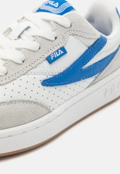Fila Sevaro Kids UnisexSneakers BasseWhite/Prime Blue Bambini Sneakers 1FI16D01O-A11 -Negozio al dettaglio Fila b38ab5b9460946019855c6b29b14aef7 scaled