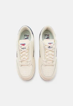 Fila Original Tennis 83 UnisexSneakers BasseAntique White Uomo Sneaker 1FI15O00X-A11 -Negozio al dettaglio Fila b3978c76b28b4c1aa2e82cbfe10d3d19 scaled