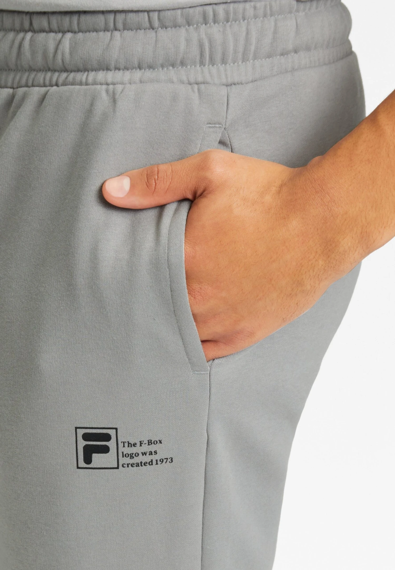 Fila Apparel Balbronn Pantaloni SportiviUltimate Gray Uomo Pantaloni Sportivi E Joggers 1FI22E049-C11 3 Fila Apparel Balbronn Pantaloni SportiviUltimate Gray Uomo Pantaloni Sportivi E Joggers 1FI22E049-C11 - immagine 3