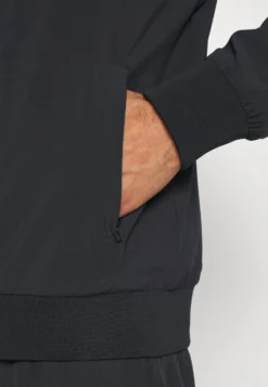 Fila BrunoGiacca SportivaBlack Uomo Abbigliamento 1FI42F01N-Q11 -Negozio al dettaglio Fila b77f7114b74f41d4bcc5faba5d397a48 scaled