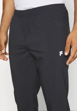 Fila Pants WestleyPantaloni SportiviBlack Uomo Abbigliamento 1FI42E02K-Q11 -Negozio al dettaglio Fila b9ded8d09b924fe1acba529598fe57d7 scaled