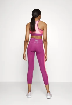 Fila Rabenau High Waist CollantAmaranth Rouge/Red Flamingo Pink Donna Pantaloni 1FI41E02S-I11 7 Fila Rabenau High Waist CollantAmaranth Rouge/Red Flamingo Pink Donna Pantaloni 1FI41E02S-I11 -Negozio al dettaglio Fila bac6155a97824be8afc0e40d98919bd5 scaled