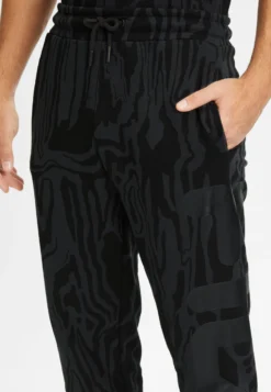 Fila Apparel Biblis AopPantaloni SportiviPhantom Pure Moire Camoflage Aop Uomo Pantaloni 1FI22E04A-Q11 -Negozio al dettaglio Fila bc12b98f96914918827e41f79eff9d31 scaled