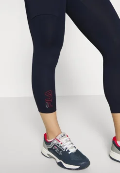 Fila Capri Leggings NalaCollantNavy Donna Abbigliamento 1FI41E03M-K11 9 Fila Capri Leggings NalaCollantNavy Donna Abbigliamento 1FI41E03M-K11 -Negozio al dettaglio Fila bc583b62781f4d9aae718702a19a6de1 scaled