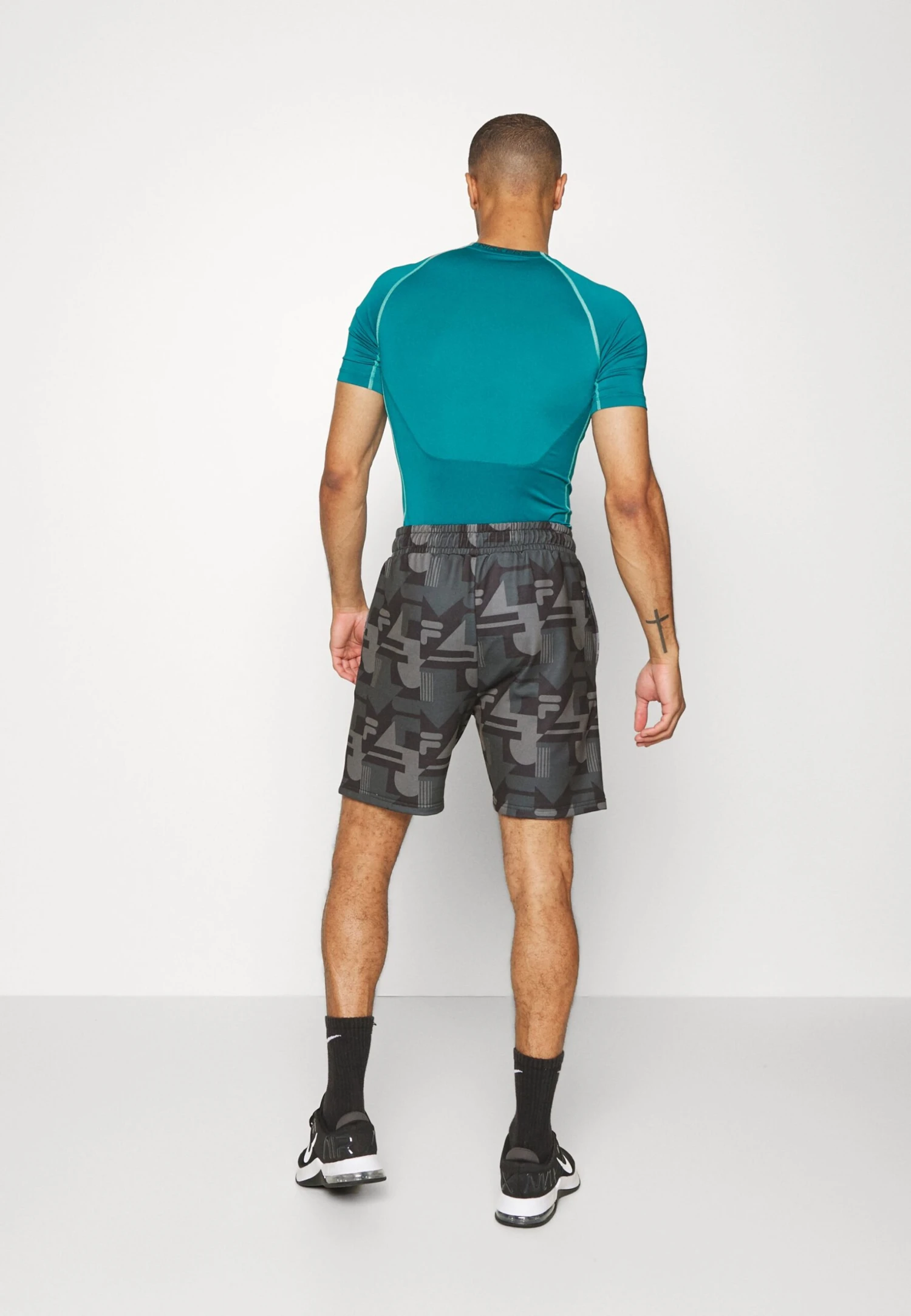 Fila Riwne Regular ShortsPantaloncini SportiviBlack Beauty React Uomo Abbigliamento 1FI42E01X-Q11 3 Fila Riwne Regular ShortsPantaloncini SportiviBlack Beauty React Uomo Abbigliamento 1FI42E01X-Q11 - immagine 3