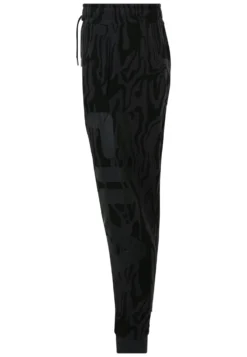 Fila Apparel Biblis AopPantaloni SportiviPhantom Pure Moire Camoflage Aop Uomo Pantaloni 1FI22E04A-Q11 -Negozio al dettaglio Fila c17547f5dbb143ea8d163b03b5126ae5 scaled