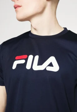 Fila Logo - T-Shirt Con Stampa - Navy -Negozio al dettaglio Fila c18c7cb2892047cfa849632f8793716e scaled