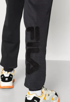 Fila Bagod PantsPantaloni SportiviMoonless Night Uomo Pantaloni 1FI22E02T-Q11 9 Fila Bagod PantsPantaloni SportiviMoonless Night Uomo Pantaloni 1FI22E02T-Q11 -Negozio al dettaglio Fila c3844c3c3edf44058ab5b62de489d831 scaled