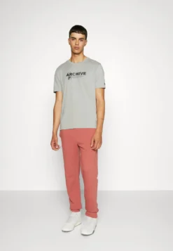 Fila Burbach TeeT-Shirt Con StampaUltimate Gray Uomo T-shirt E Polo 1FI22O076-C11 11 Fila Burbach TeeT-Shirt Con StampaUltimate Gray Uomo T-shirt E Polo 1FI22O076-C11 -Negozio al dettaglio Fila c3f312fecca94b9e9387a9ad82131268 scaled