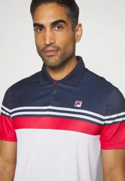 Fila PaulPoloWhite/Red Uomo Abbigliamento 1FI42D04K-A12 -Negozio al dettaglio Fila c573fe82c8ec4cff845cf063a73c0d40 scaled