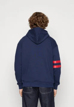 Fila Tabriz HoodyFelpaBlack Iris Uomo Maglieria E Felpe 1FI22S074-K11 -Negozio al dettaglio Fila c63a786d44324ba7bbbe465f3ba2e461 scaled