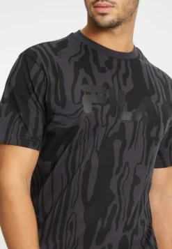 Fila Apparel Bethau TeeT-Shirt Con StampaPhantom Pure Moire Camoflage Aop Uomo T-shirt E Polo 1FI22O07N-Q11 -Negozio al dettaglio Fila c8738fcb96a74943a65b34396bc01f02 scaled