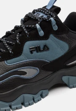 Fila Ray TracerSneakers BasseBlack/Infinity Uomo Sneaker 1FI12O05W-Q11 -Negozio al dettaglio Fila c8e215148c704e829ce3a9ff476a16cd scaled