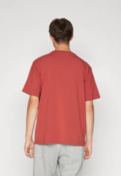 Fila Croix Tee UnisexT-Shirt Con StampaMarsala Donna T-shirt E Top 1FI21001A-G11 -Negozio al dettaglio Fila c9f01cebe5dd4d5fb0e3ce800d8d74e1 scaled