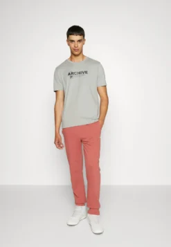 Fila Braives PantsPantaloni SportiviMarsala Uomo Pantaloni 1FI22E03M-G11 -Negozio al dettaglio Fila cb450a7b687347f88d6d7ec6ed3a1838 scaled