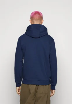 Fila BuswillerFelpaBlack Iris Uomo Maglieria E Felpe 1FI22S071-K11 -Negozio al dettaglio Fila cbc019002bfd47bebb8a7e0f356d7b6a scaled