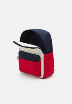 Fila Bury Small Easy Backpack UnisexZainoMedieval Blue/Antique White/True Red Donna Borse 1FI53P002-K11 -Negozio al dettaglio Fila cdc9e4b2c36546b5bc4466d9582ff644 scaled