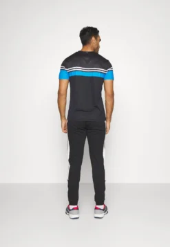 Fila MarekPantaloni SportiviBlack Uomo Abbigliamento 1FI42E038-Q11 -Negozio al dettaglio Fila cfa7e0d475dd40c38380fa442e30f48b scaled