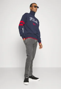 Fila Tirupati Turtle Neck MaglioneBlack Iris Donna Maglieria 1FI210016-K11 -Negozio al dettaglio Fila d3c5bb60a4c8437a84b3dadc0d54fba0 scaled